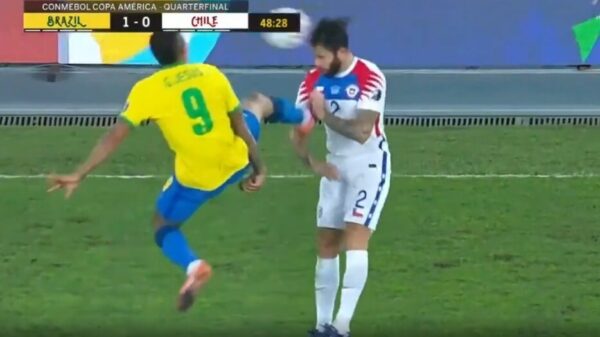 Gabriel Jesus doet een 'Nigel de Jongetje' en trapt tegenstander doormidden