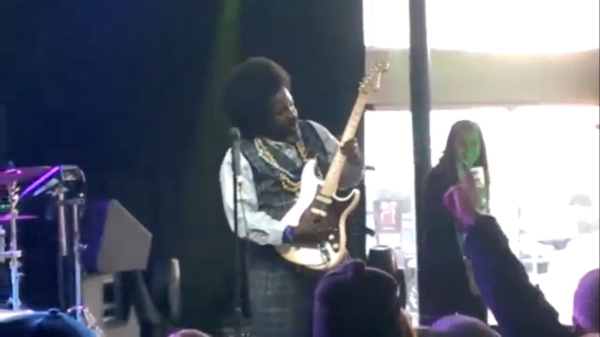 Rapper Afroman suckerpunchet grietje keihard tegen de vlakte tijdens optreden