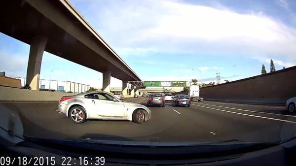 Nissan 350Z komt op de snelweg plotseling overdwars voorbijzeilen