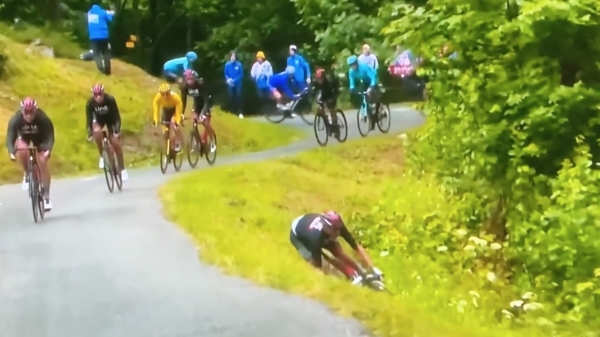Foutje bedankt: Brandon McNulty verdwijnt in de berm tijdens de 9e etappe van de Tour de France