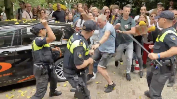 Politie hakt in op corona-actievoerders bij 'spontane' demonstratie in Den Haag