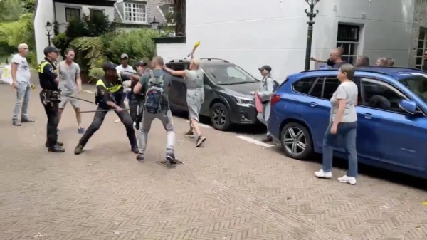Politie hakt in op corona-actievoerders bij 'spontane' demonstratie in Den Haag