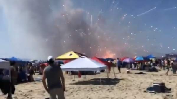 Vrachtwagen vol vuurwerk ontploft op het strand in Maryland