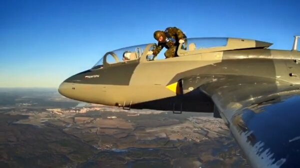 Vanuit een cockpit parachutespringen blijkt lastiger dan gedacht