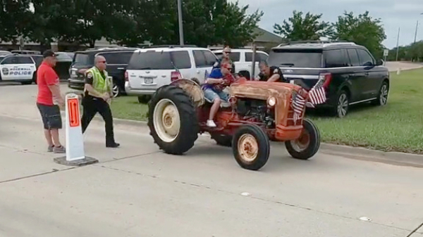 Hillbilly doet een dappere ontsnappingspoging op een tractor