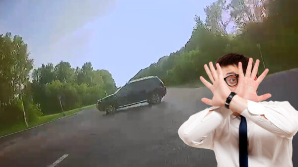 Snelheidsduivel met een rotgang van 250 km/h weet auto maar nét te ontwijken