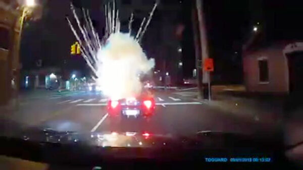 Idioot gooit vuurwerk in de auto van zijn wachtende buurman