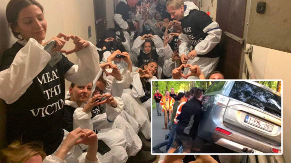 Vega-gekkies bezetten varkensboerderij in Boxtel, auto's door boze boeren op hun kant gegooid