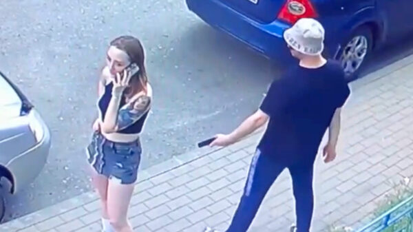 Hij wilde een sneaky foto maken en werd getrakteerd op een roundhouse slap