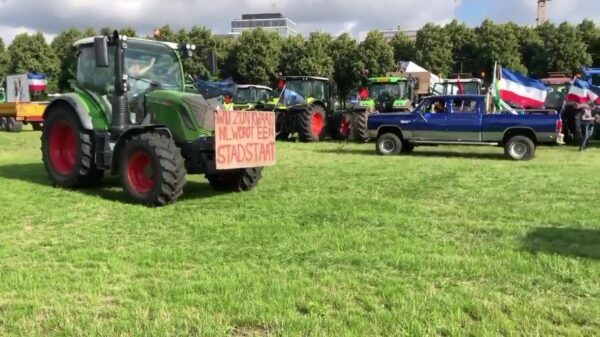 Daar zijn ze weer: boeren onderweg naar Malieveld voor nieuwe protestactie