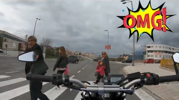 Droeftoeter vindt het grappig om voetgangers op het zebrapad te laten schrikken