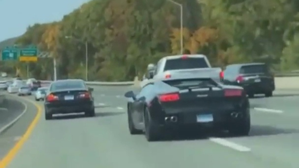 Overmoedige bestuurder schrijft op Amerikaanse snelweg zijn Lamborghini af