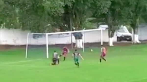 Dit is gegarandeerd het meest lullige doelpunt van de dag