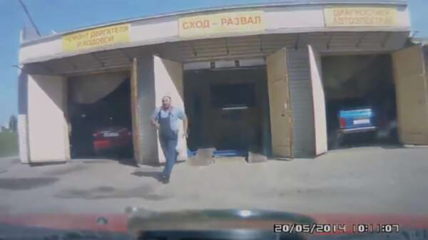 Russische schreeuwlelijk vergeet even dat haar remmen nog niet werken