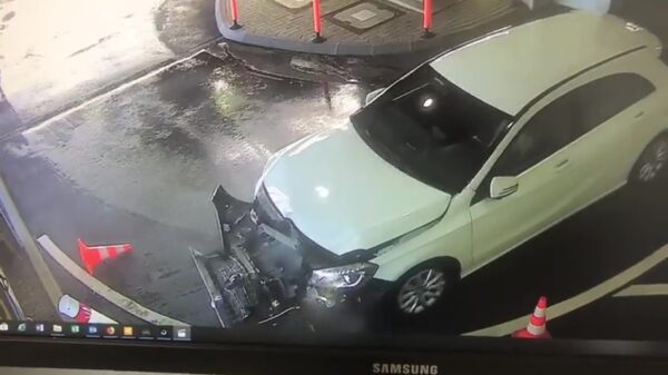 Vrouw rijdt brandschone auto direct in de poeier