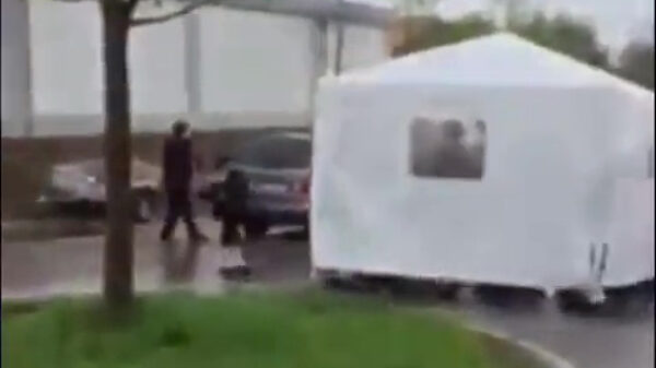 Fanfare heeft inventieve oplossing voor een regenachtige optocht