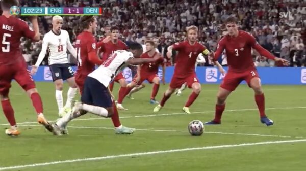 Denemarken keihard genaaid door Makkelie die Engeland onterechte penalty geeft