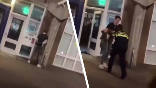 Bas doet een verdomd duur plasje tegen het politiebureau in Den Haag