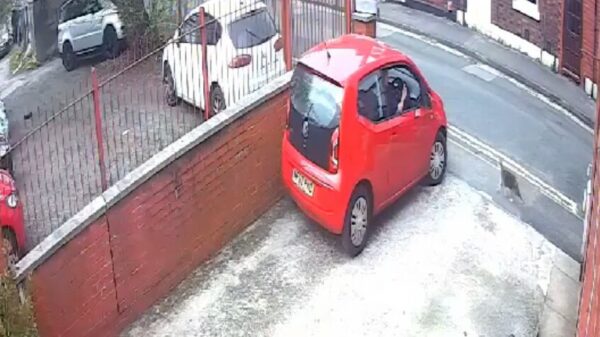 Amateur probeert een gigantische auto op een extreem klein plekje te zetten