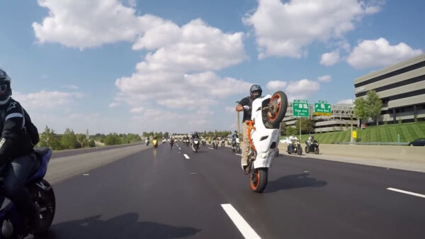 Motorbink probeert indruk te maken op motorbende met een zieke wheelie
