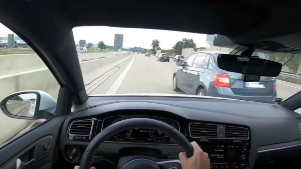 Also also also: het is tijd voor een billenknijpende close call-compilatie op de Autobahn