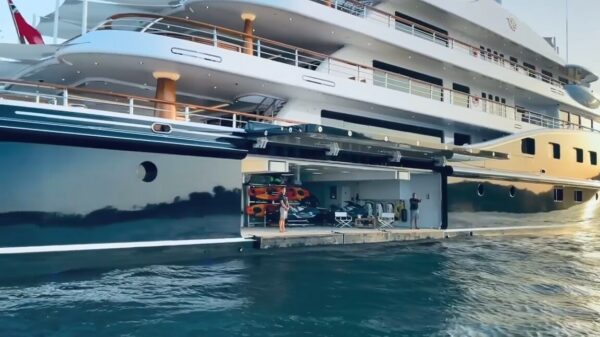 Magic Johnson, Samuel L. Jackson & LL Cool J showen hun Italiaanse jacht dat meer dan 1 miljoen per week kost