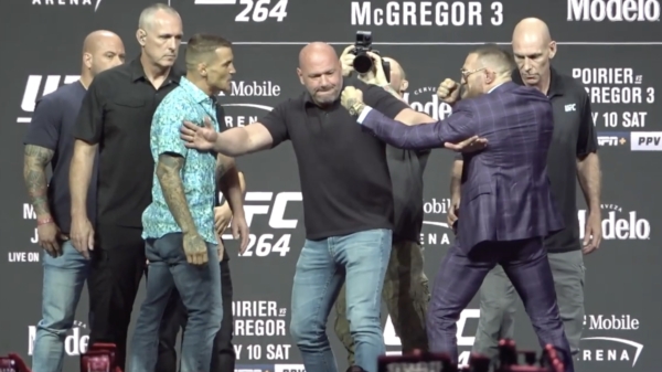 Conor McGregor trapt Dustin Poirier tijdens hun Face Off in Las Vegas