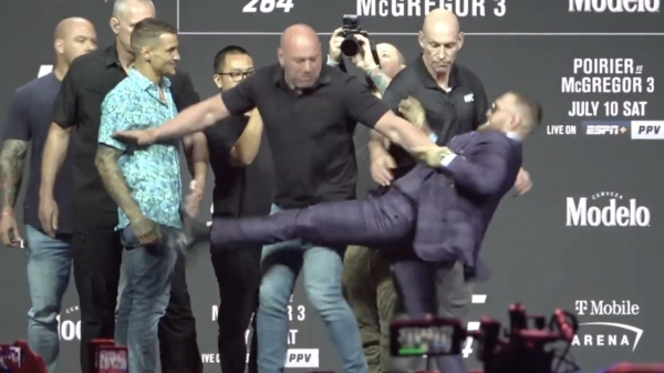 Conor McGregor trapt Dustin Poirier tijdens hun Face Off in Las Vegas