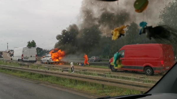 Auto brandt volledig uit op de Deutsche Autobahn