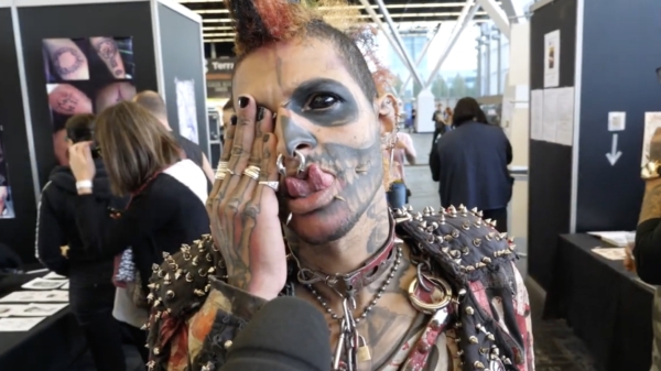 Buitenbeeld bewonderde levende kunstwerken op de Tattoo Convention 2019