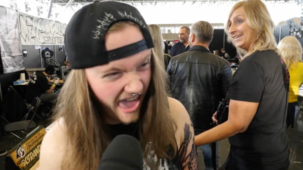 Buitenbeeld bewonderde levende kunstwerken op de Tattoo Convention 2019