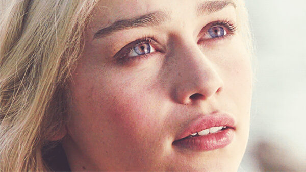 Een dosis Emilia Clarke helpt je om de brakke middag door te komen