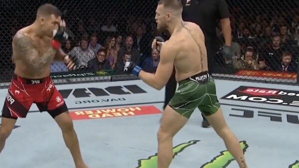 Pijnlijk. McGregor breekt scheenbeen in gevecht met Poirier en verlaat ring per brancard