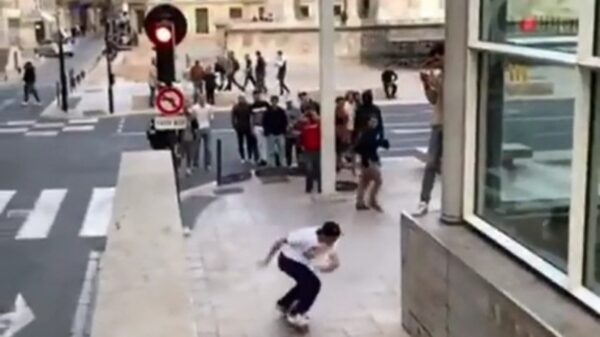Skateboarder jumpt van trap en doet bijna alles goed