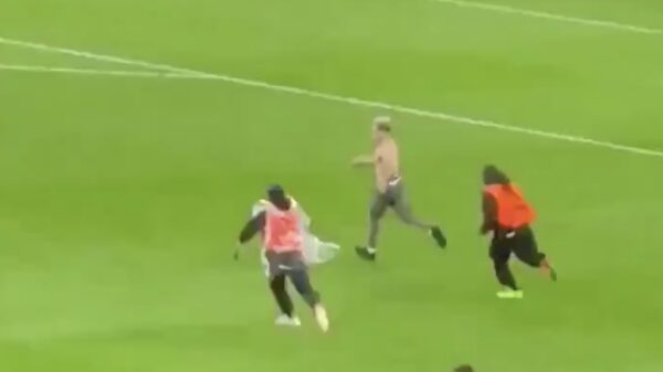 De streaker tijdens ITA - ENG die u van de UEFA niet mocht zien