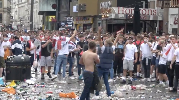 Video: Engelse supporters breken binnenstad af na verlies EK-finale