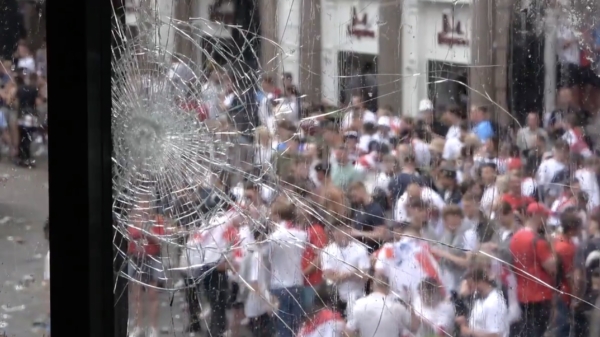 Video: Engelse supporters breken binnenstad af na verlies EK-finale