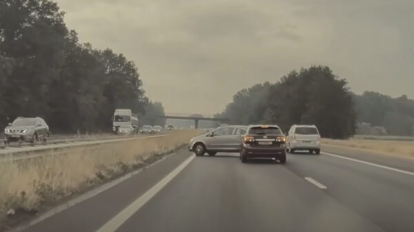 Verkeersfittie met agressieve bestuurster eindigt op de A30 in de vangrail