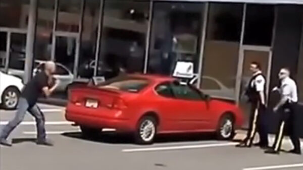 Doorgedraaide gek wordt meerdere keren getaserd maar loopt gewoon weg