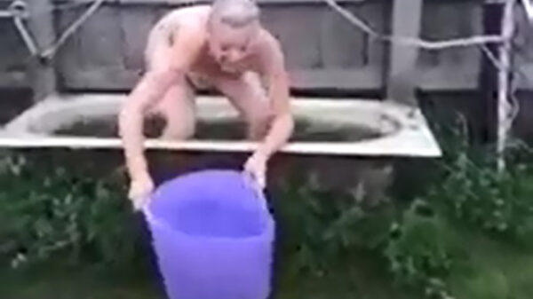 Bikinichick wordt op de verkeerde manier nat!