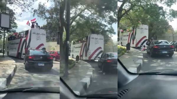 Egpytische buspassagiers gevloerd door agressieve boom