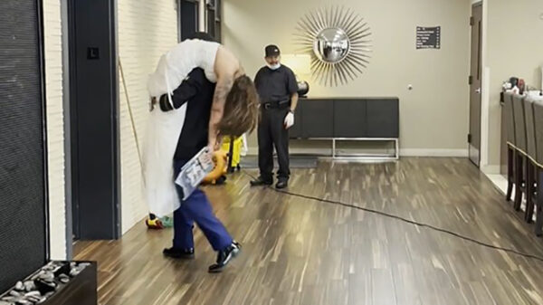 Het was een onvergetelijke huwelijksnacht: straalbezopen bruid wordt afgevoerd