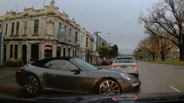 Een nieuwe compilatie van dashcamklappers uit Australië