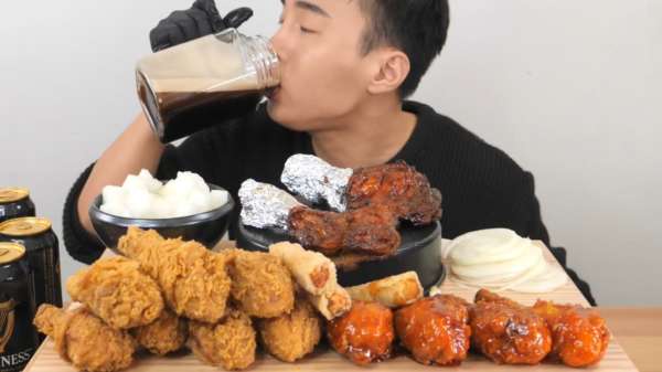 Zuid-Koreaanse smulpaap smakt een BBQ-buffet naar binnen