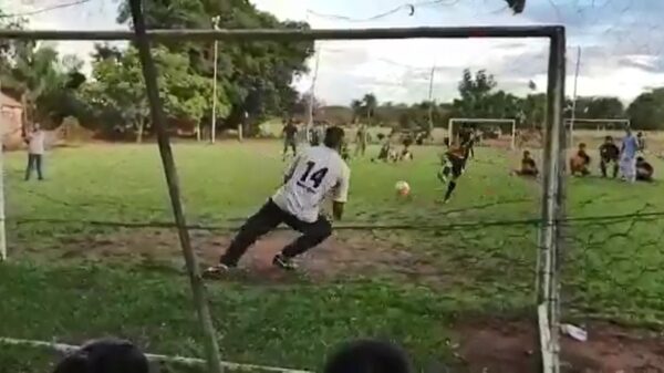 Keeper kan slecht tegen zijn verlies en gaat los op tegenstanders