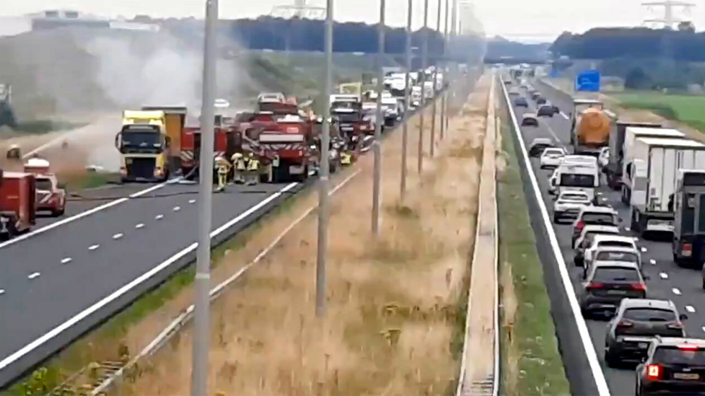 Karma: 152 automobilisten die brandende vrachtwagen op de A50 filmden kregen boete