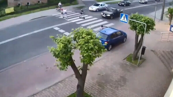 Poolse idioot vlamt over het zebrapad en rijdt koter op step NET niet van z'n sokken