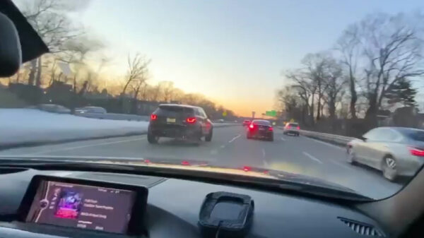 Geflipte snelheidsmaniakken knallen dwars door het Amerikaanse verkeer