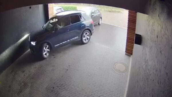 Auto uit de garage rijden blijkt voor deze dame echt véél te ingewikkeld