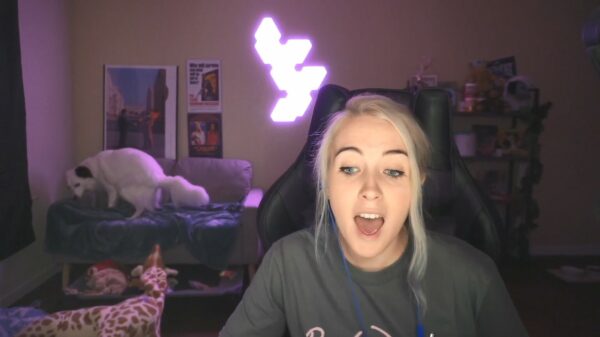 Hond van Twitcher Emily laat een dampende boodschap op de bank achter